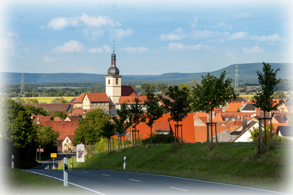 Die Kirche - Höhepunkt des Dorfes